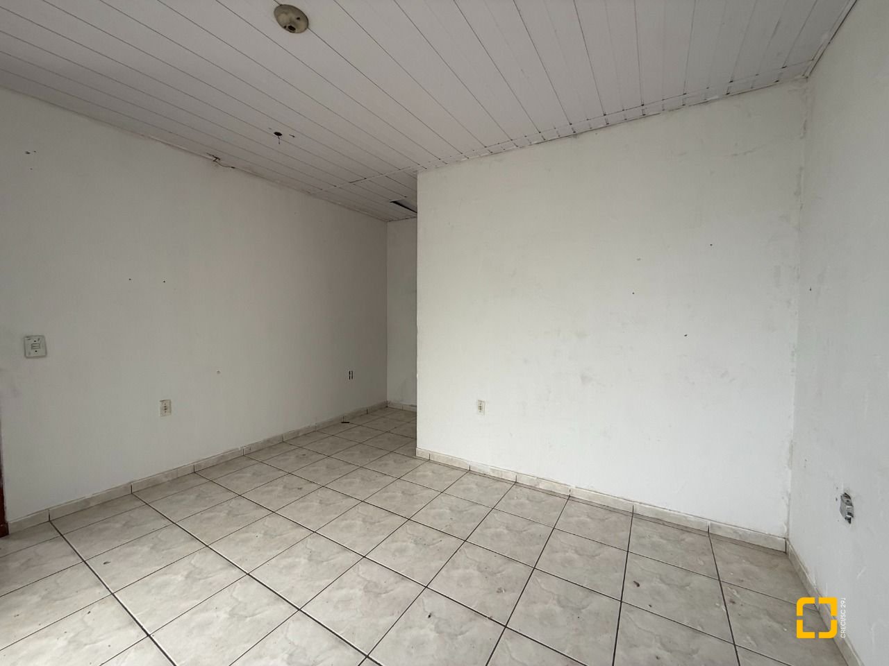 Casa com 137m², 5 quartos (sendo 1 suíte), 4 garagens, no bairro Forquilhinhas em São José