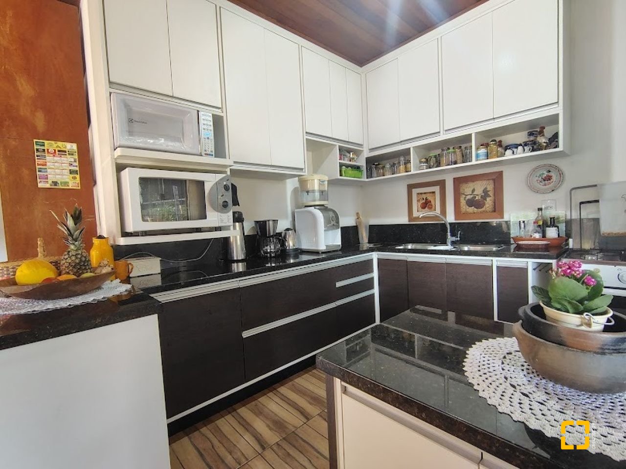 Casa com 148m², 4 quartos (sendo 1 suíte), 2 garagens, no bairro Cachoeira do Bom Jesus em Florianópolis