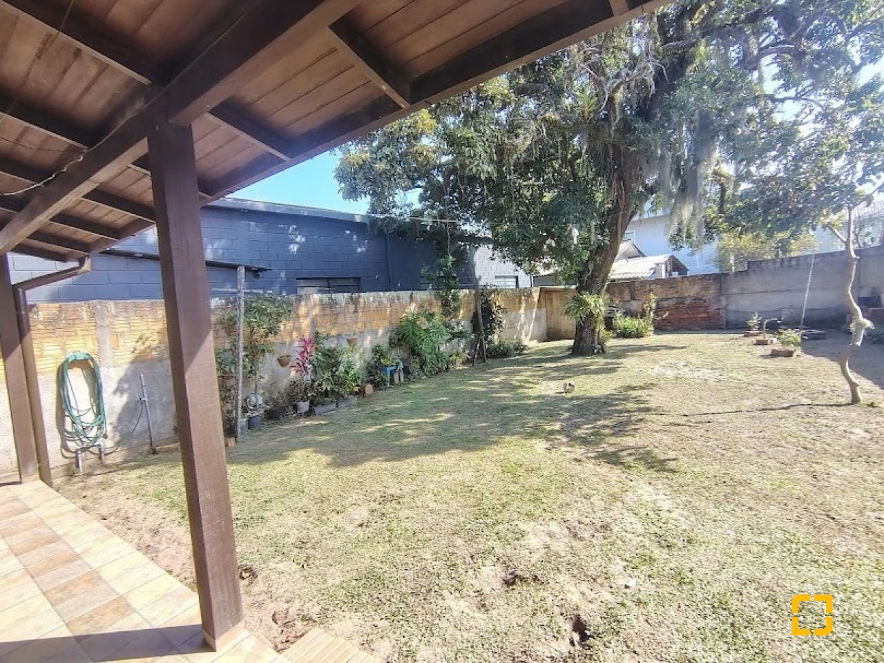 Casa com 148m², 4 quartos (sendo 1 suíte), 2 garagens, no bairro Cachoeira do Bom Jesus em Florianópolis