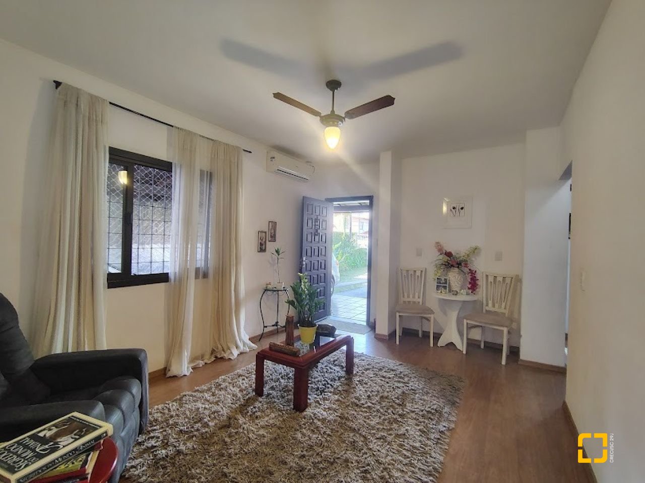 Casa com 148m², 4 quartos (sendo 1 suíte), 2 garagens, no bairro Cachoeira do Bom Jesus em Florianópolis
