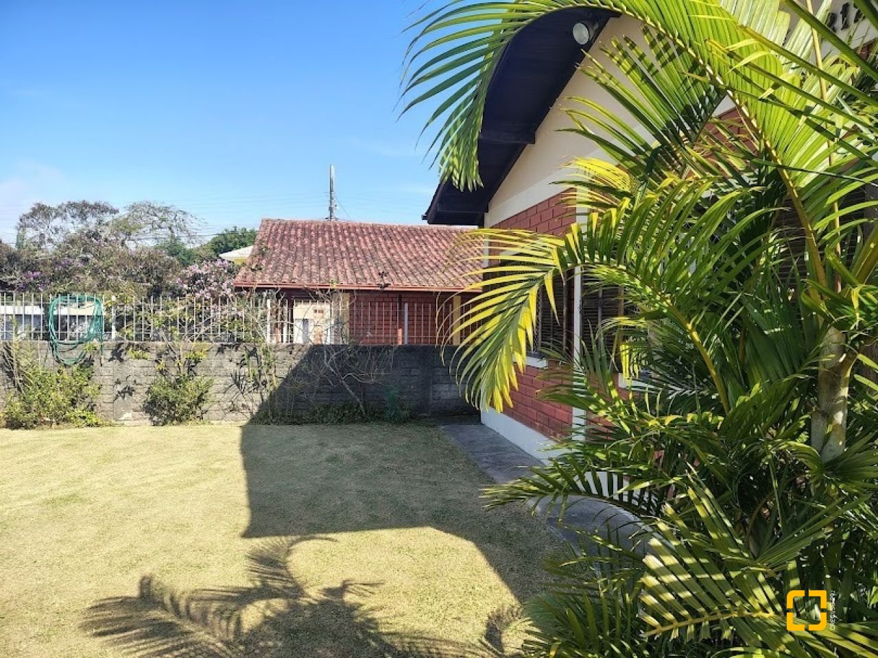 Casa com 148m², 4 quartos (sendo 1 suíte), 2 garagens, no bairro Cachoeira do Bom Jesus em Florianópolis