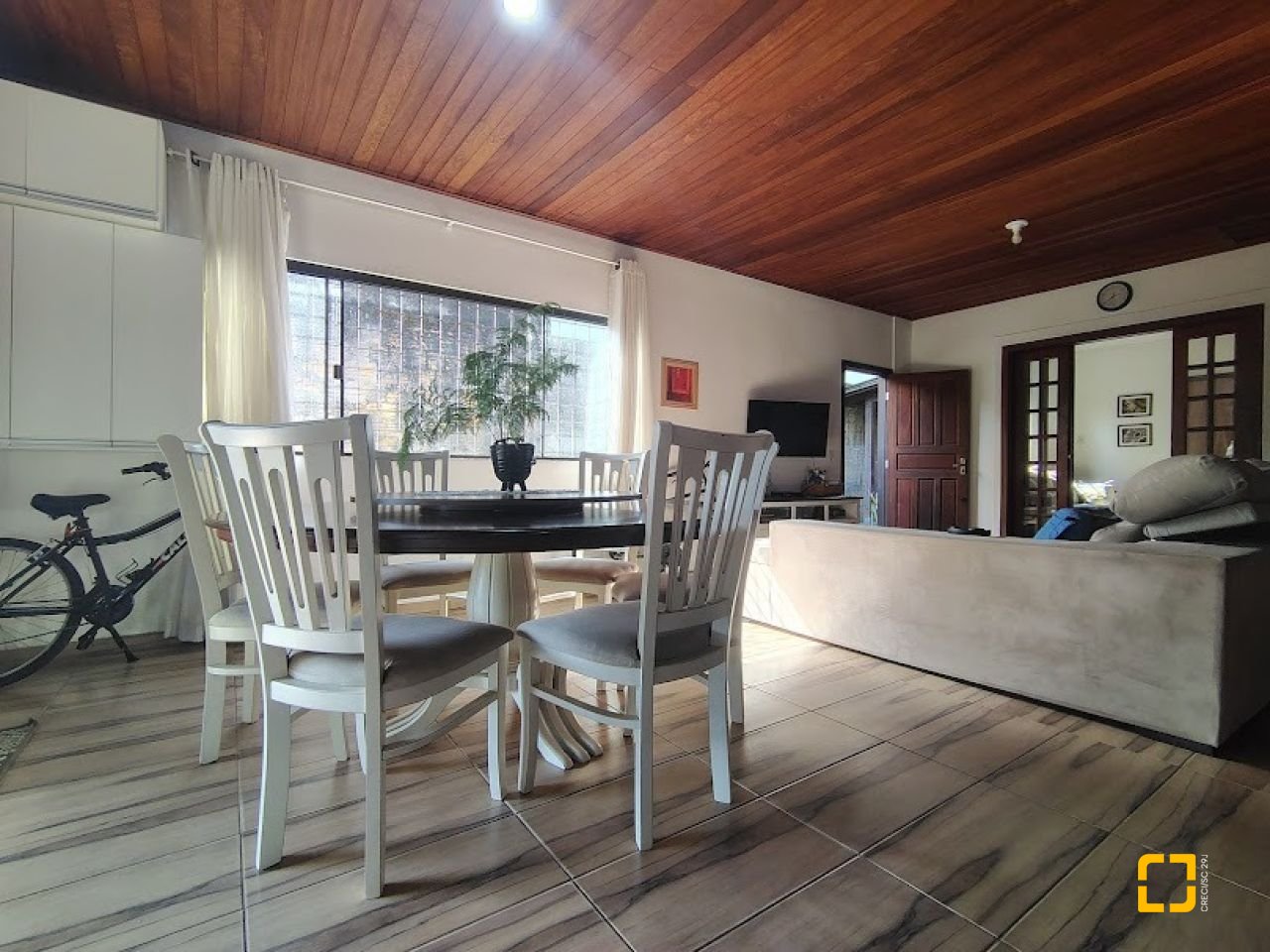 Casa com 148m², 4 quartos (sendo 1 suíte), 2 garagens, no bairro Cachoeira do Bom Jesus em Florianópolis