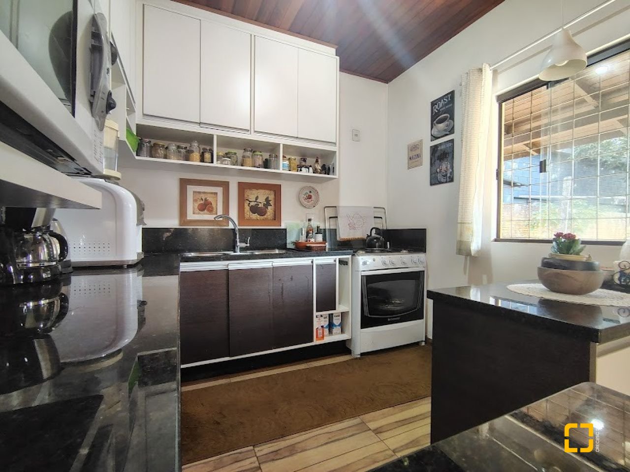 Casa com 148m², 4 quartos (sendo 1 suíte), 2 garagens, no bairro Cachoeira do Bom Jesus em Florianópolis
