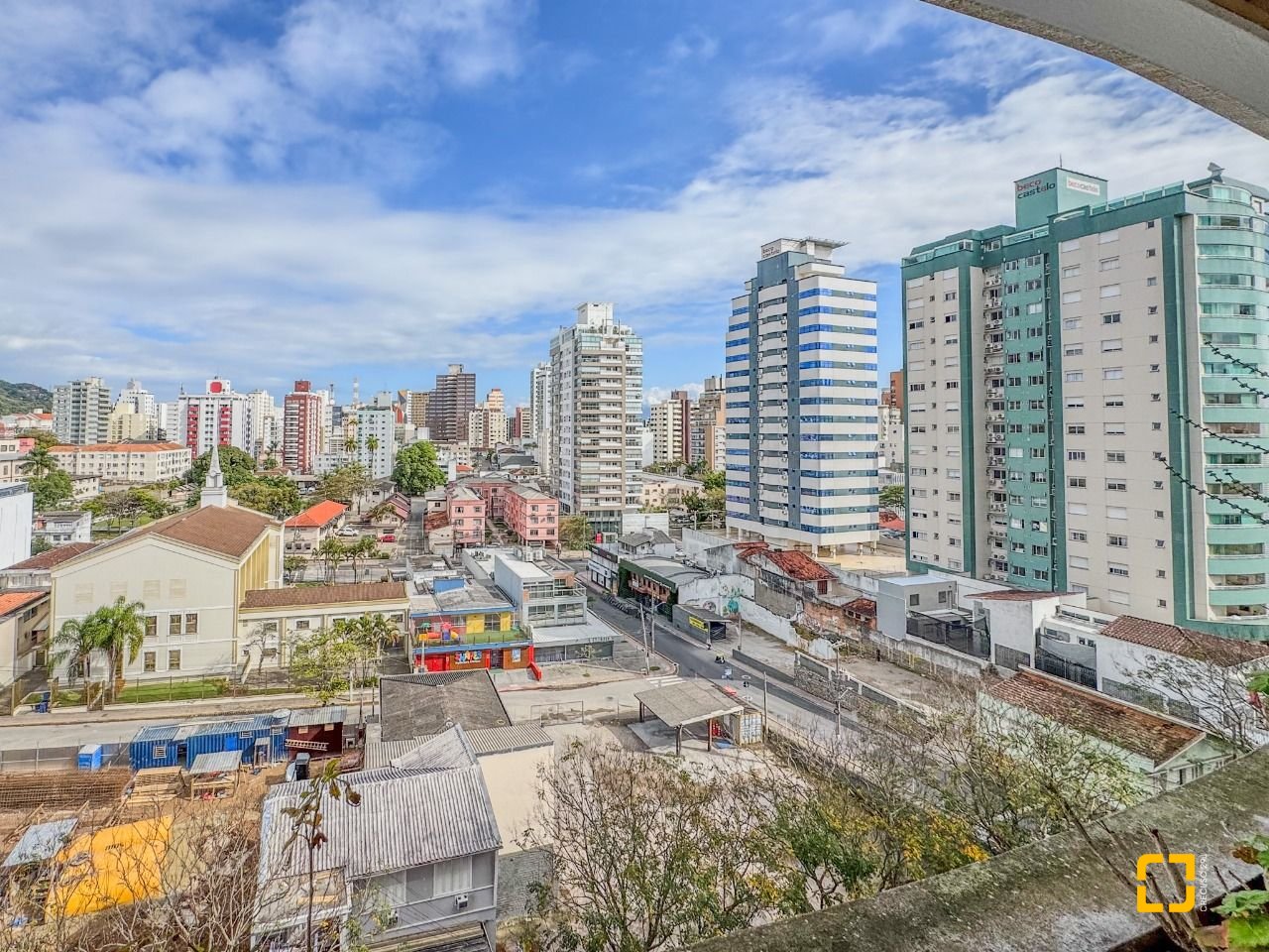Apartamento com 113m², 4 quartos (sendo 1 suíte), 2 garagens, no bairro Centro em Florianópolis