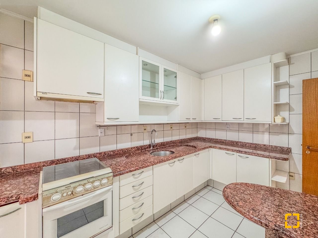Apartamento com 113m², 4 quartos (sendo 1 suíte), 2 garagens, no bairro Centro em Florianópolis