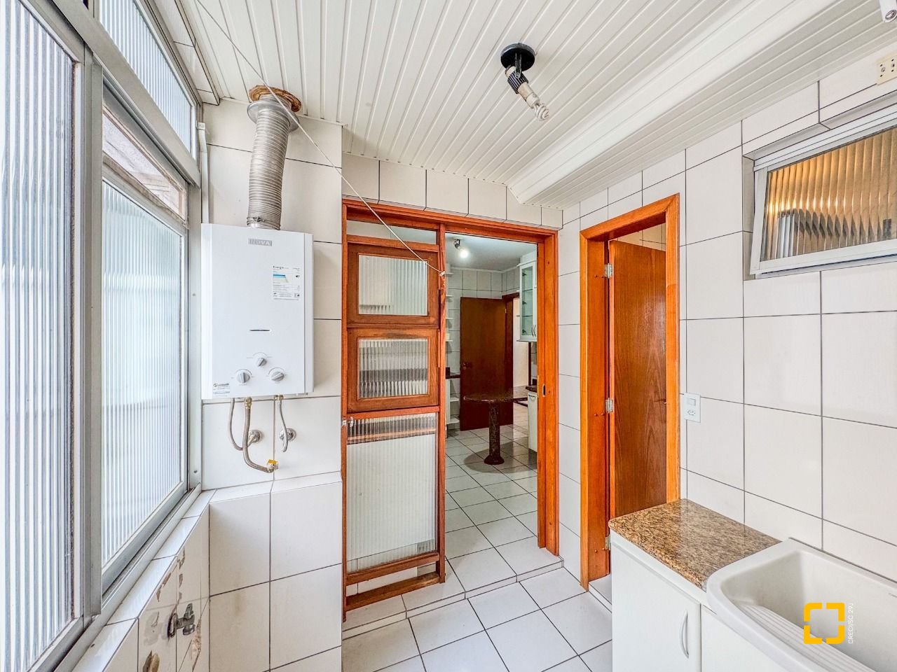 Apartamento com 113m², 4 quartos (sendo 1 suíte), 2 garagens, no bairro Centro em Florianópolis