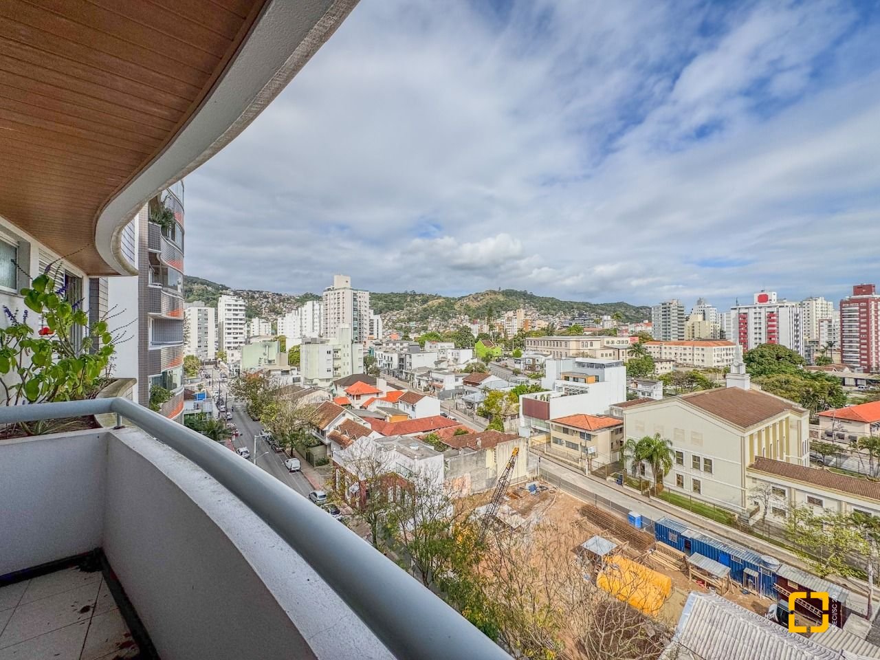 Apartamento com 113m², 4 quartos (sendo 1 suíte), 2 garagens, no bairro Centro em Florianópolis