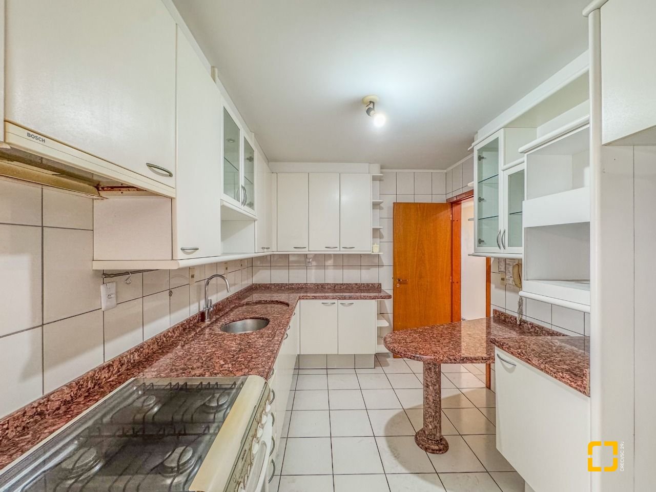 Apartamento com 113m², 4 quartos (sendo 1 suíte), 2 garagens, no bairro Centro em Florianópolis