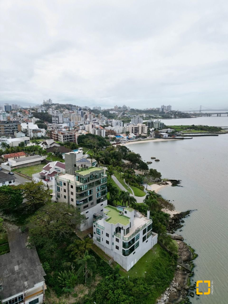 Apartamento com 130m², 4 quartos (sendo 1 suíte), 2 garagens, no bairro Coqueiros em Florianópolis