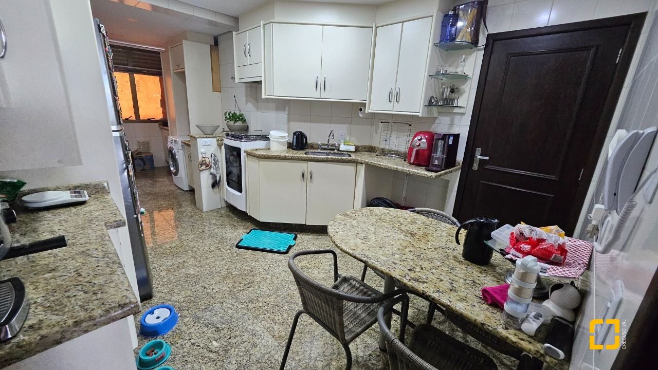Apartamento com 130m², 4 quartos (sendo 1 suíte), 2 garagens, no bairro Coqueiros em Florianópolis