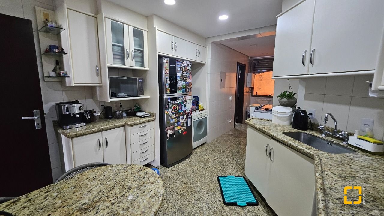 Apartamento com 130m², 4 quartos (sendo 1 suíte), 2 garagens, no bairro Coqueiros em Florianópolis