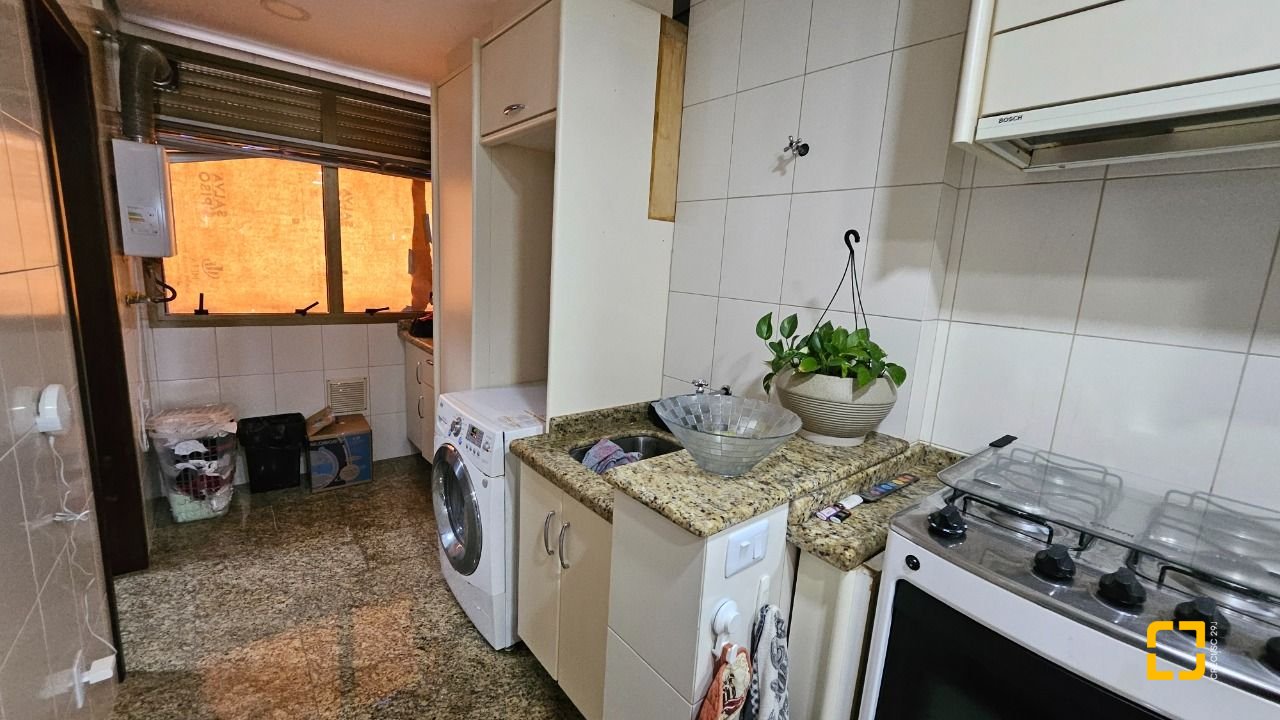 Apartamento com 130m², 4 quartos (sendo 1 suíte), 2 garagens, no bairro Coqueiros em Florianópolis