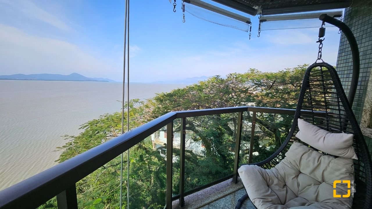 Apartamento com 130m², 4 quartos (sendo 1 suíte), 2 garagens, no bairro Coqueiros em Florianópolis