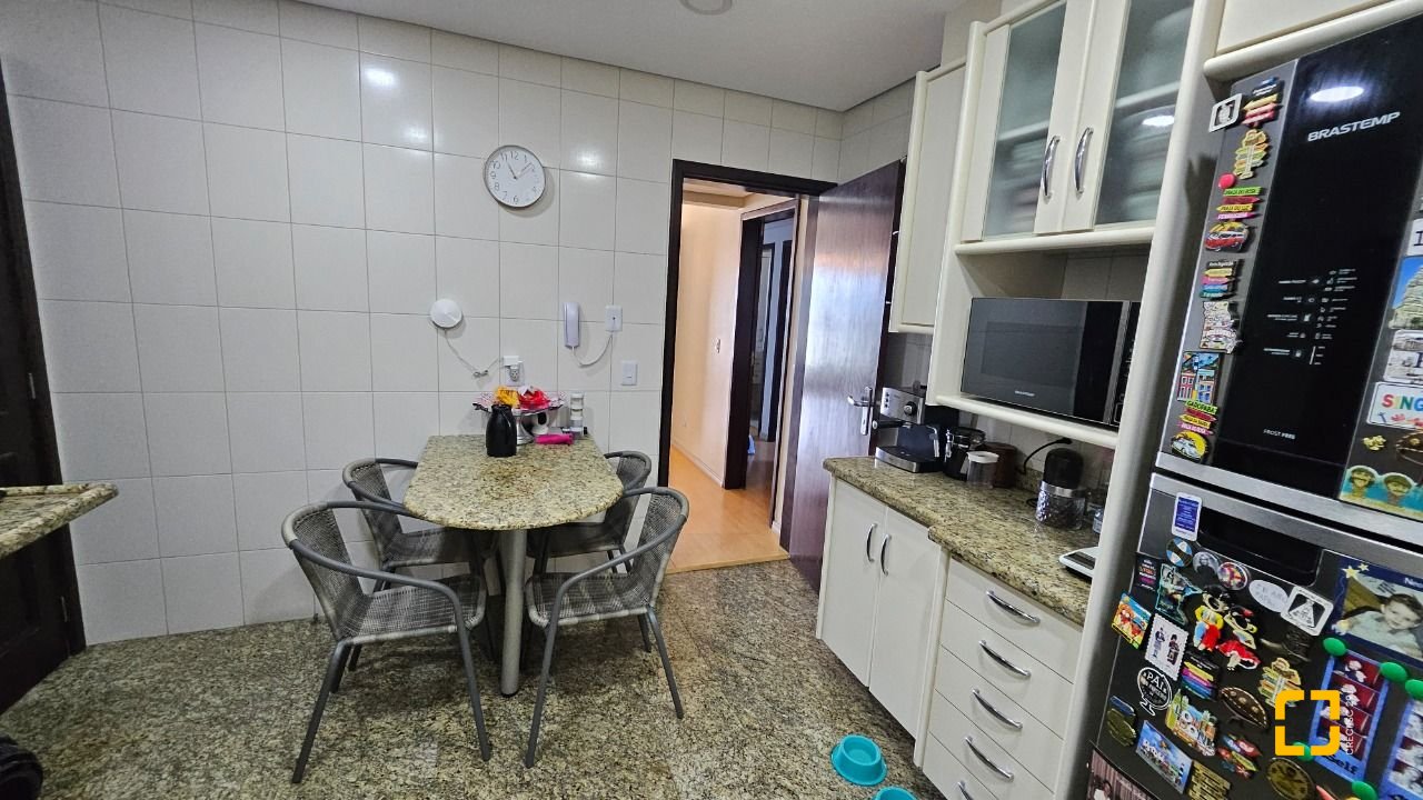 Apartamento com 130m², 4 quartos (sendo 1 suíte), 2 garagens, no bairro Coqueiros em Florianópolis