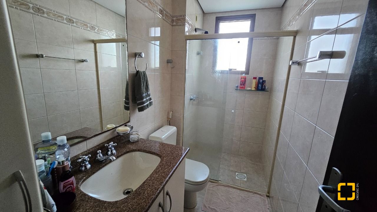 Apartamento com 130m², 4 quartos (sendo 1 suíte), 2 garagens, no bairro Coqueiros em Florianópolis