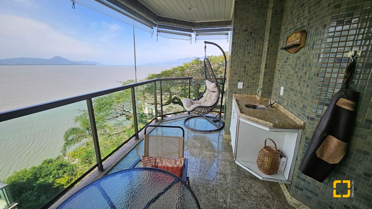 Apartamento com 130m², 4 quartos (sendo 1 suíte), 2 garagens, no bairro Coqueiros em Florianópolis