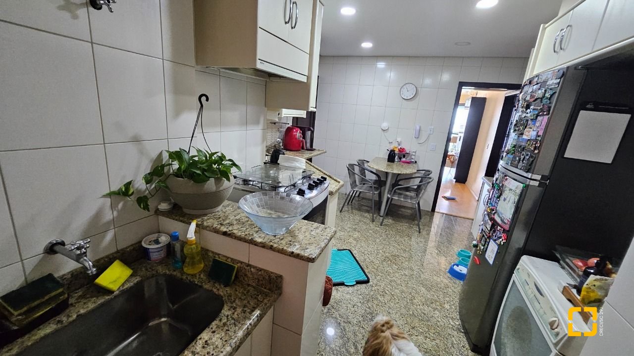 Apartamento com 130m², 4 quartos (sendo 1 suíte), 2 garagens, no bairro Coqueiros em Florianópolis