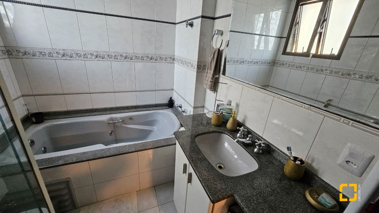 Apartamento com 130m², 4 quartos (sendo 1 suíte), 2 garagens, no bairro Coqueiros em Florianópolis