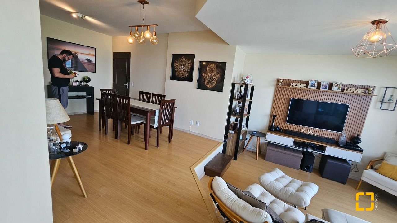 Apartamento com 130m², 4 quartos (sendo 1 suíte), 2 garagens, no bairro Coqueiros em Florianópolis