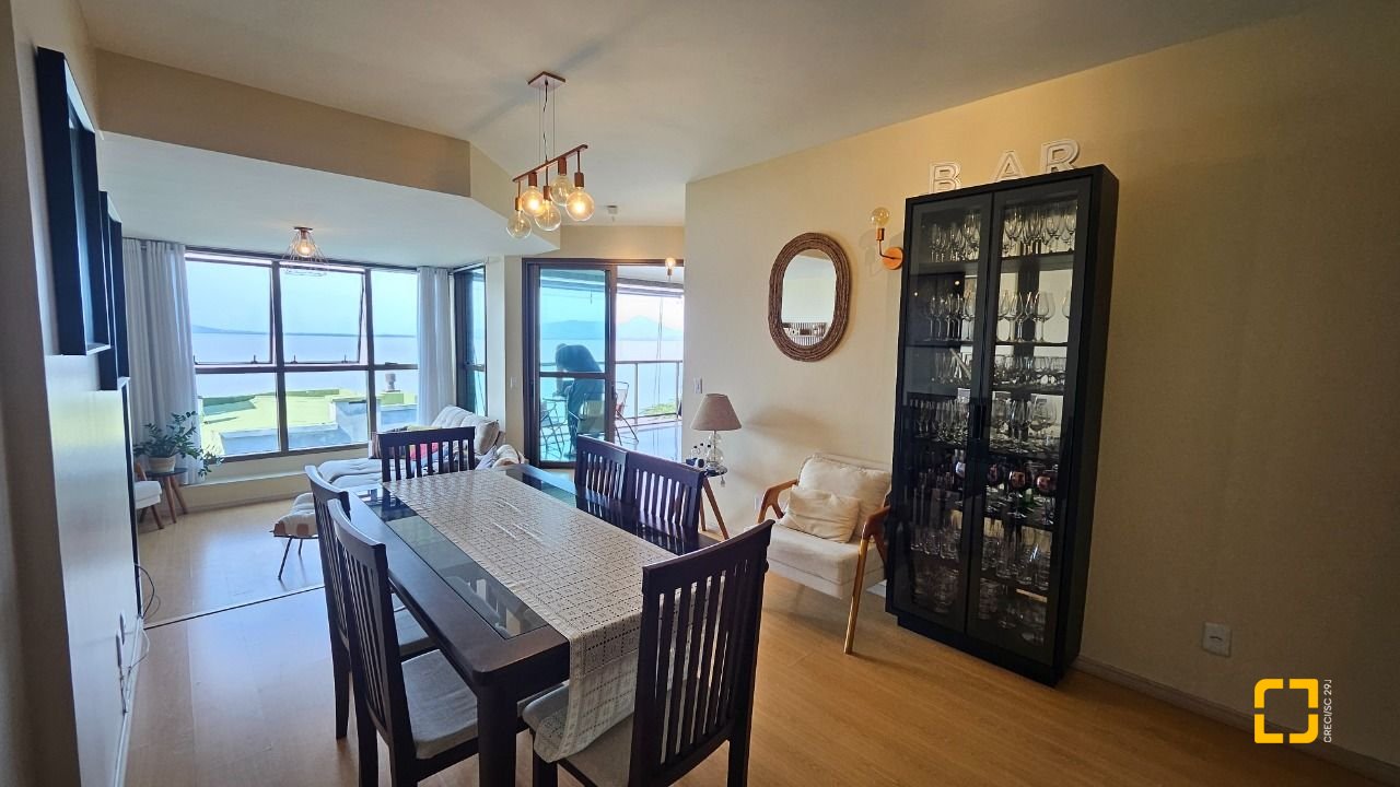 Apartamento com 130m², 4 quartos (sendo 1 suíte), 2 garagens, no bairro Coqueiros em Florianópolis
