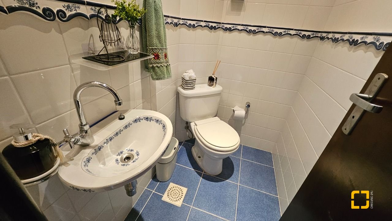 Apartamento com 130m², 4 quartos (sendo 1 suíte), 2 garagens, no bairro Coqueiros em Florianópolis