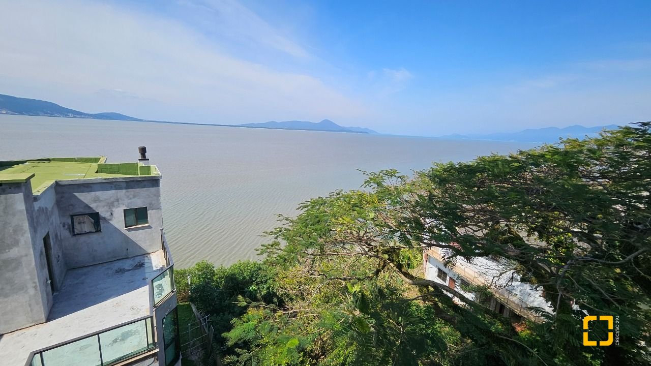 Apartamento com 130m², 4 quartos (sendo 1 suíte), 2 garagens, no bairro Coqueiros em Florianópolis