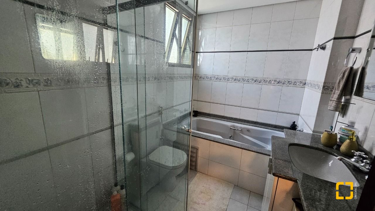 Apartamento com 130m², 4 quartos (sendo 1 suíte), 2 garagens, no bairro Coqueiros em Florianópolis