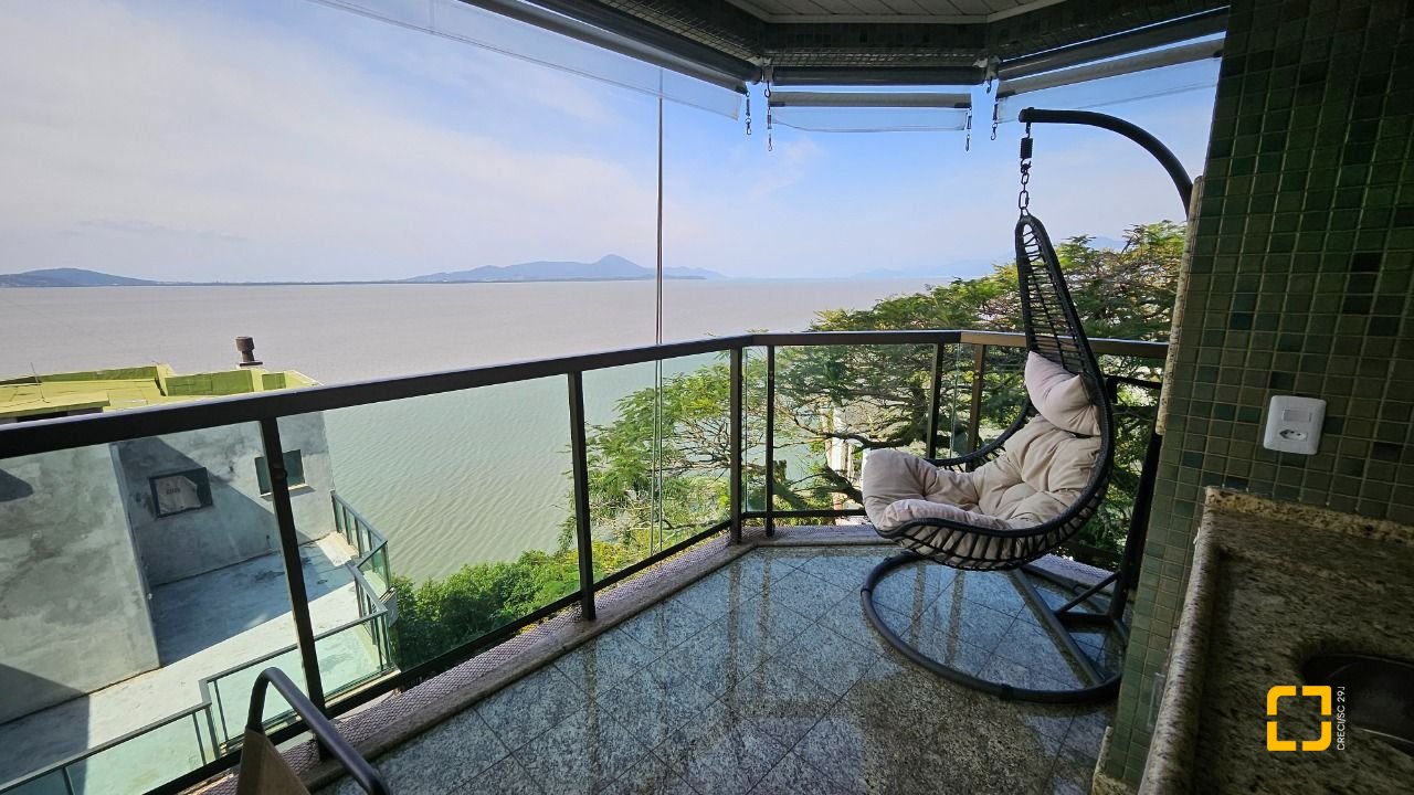 Apartamento com 130m², 4 quartos (sendo 1 suíte), 2 garagens, no bairro Coqueiros em Florianópolis