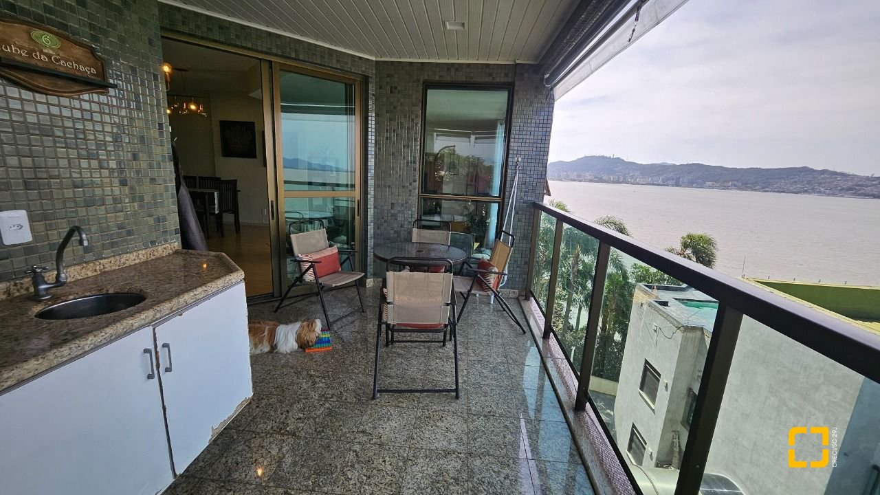 Apartamento com 130m², 4 quartos (sendo 1 suíte), 2 garagens, no bairro Coqueiros em Florianópolis