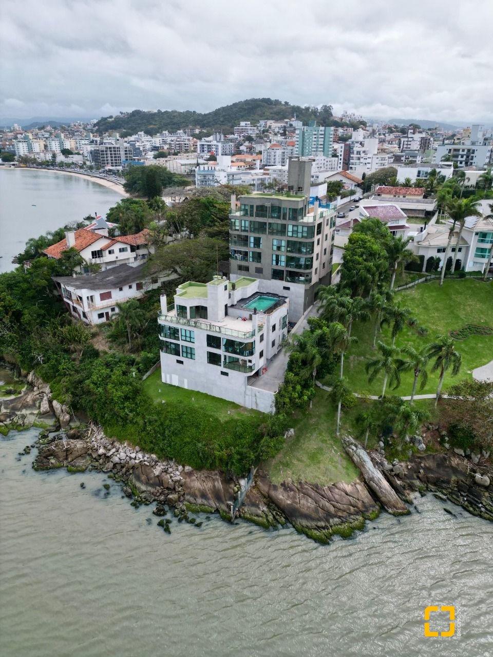 Apartamento com 130m², 4 quartos (sendo 1 suíte), 2 garagens, no bairro Coqueiros em Florianópolis
