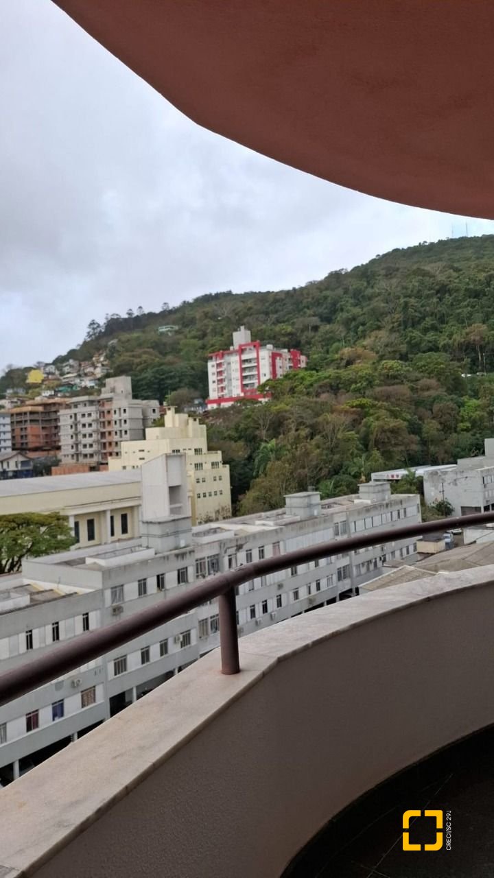 Apartamento com 109m², 4 quartos (sendo 1 suíte), 1 garagem, no bairro Centro em Florianópolis