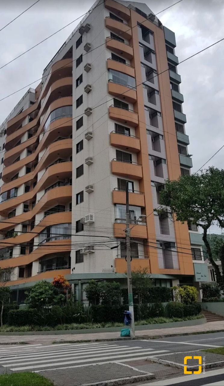 Apartamento com 109m², 4 quartos (sendo 1 suíte), 1 garagem, no bairro Centro em Florianópolis