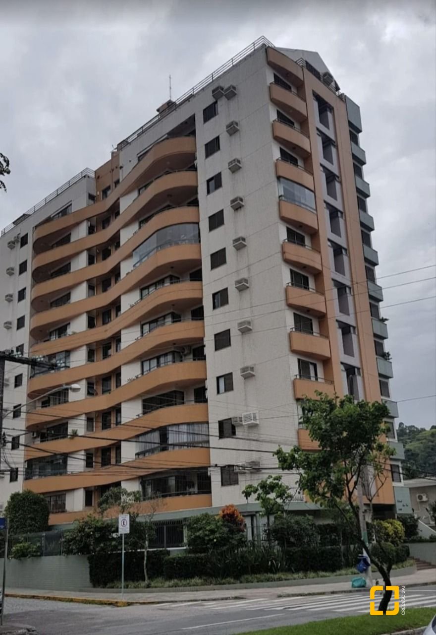 Apartamento com 109m², 4 quartos (sendo 1 suíte), 1 garagem, no bairro Centro em Florianópolis