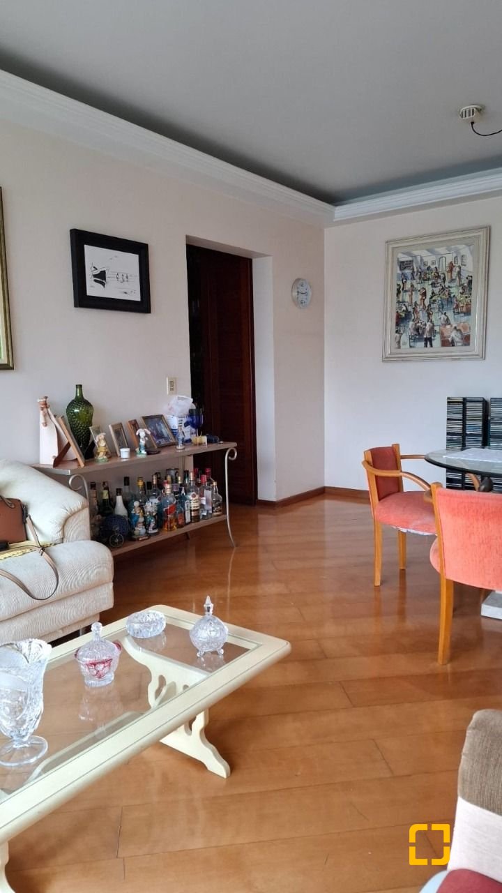 Apartamento com 109m², 4 quartos (sendo 1 suíte), 1 garagem, no bairro Centro em Florianópolis