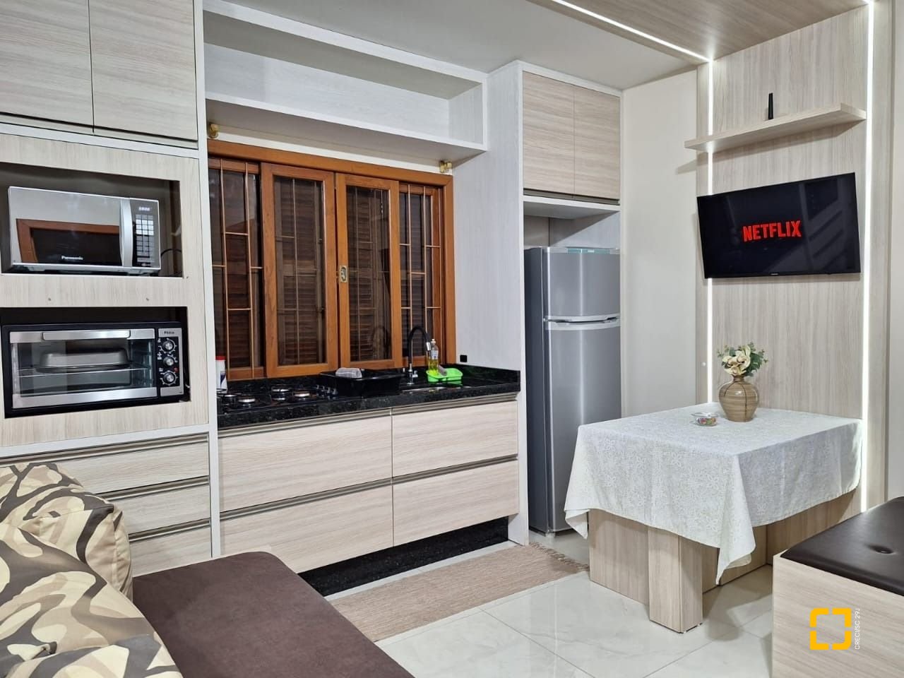 Hotel com 560m², 10 quartos (sendo 2 suítes), 8 garagens, no bairro Canasvieiras em Florianópolis