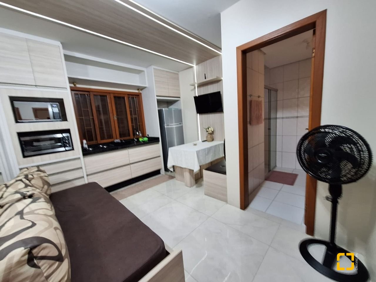 Hotel com 560m², 10 quartos (sendo 2 suítes), 8 garagens, no bairro Canasvieiras em Florianópolis