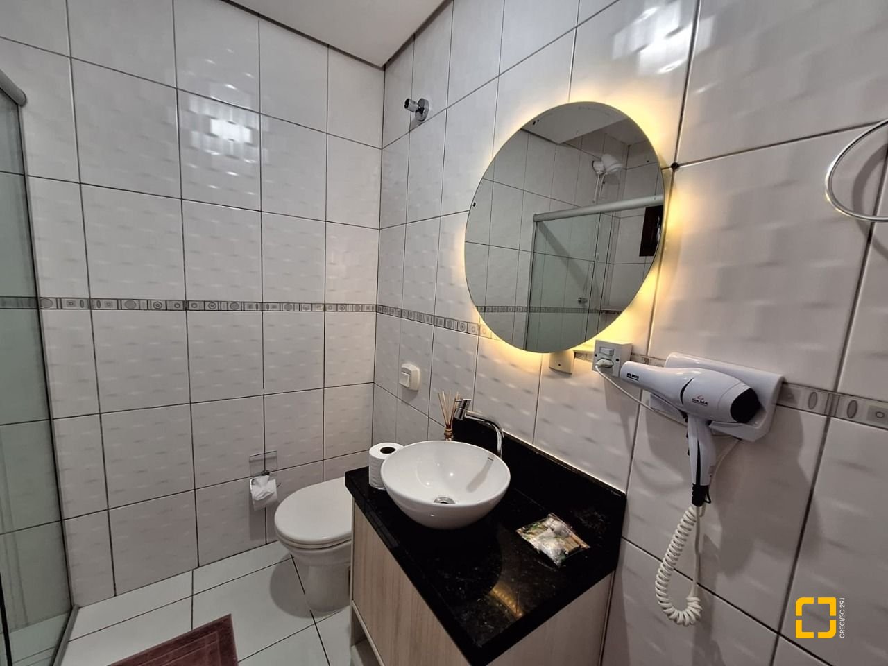 Hotel com 560m², 10 quartos (sendo 2 suítes), 8 garagens, no bairro Canasvieiras em Florianópolis