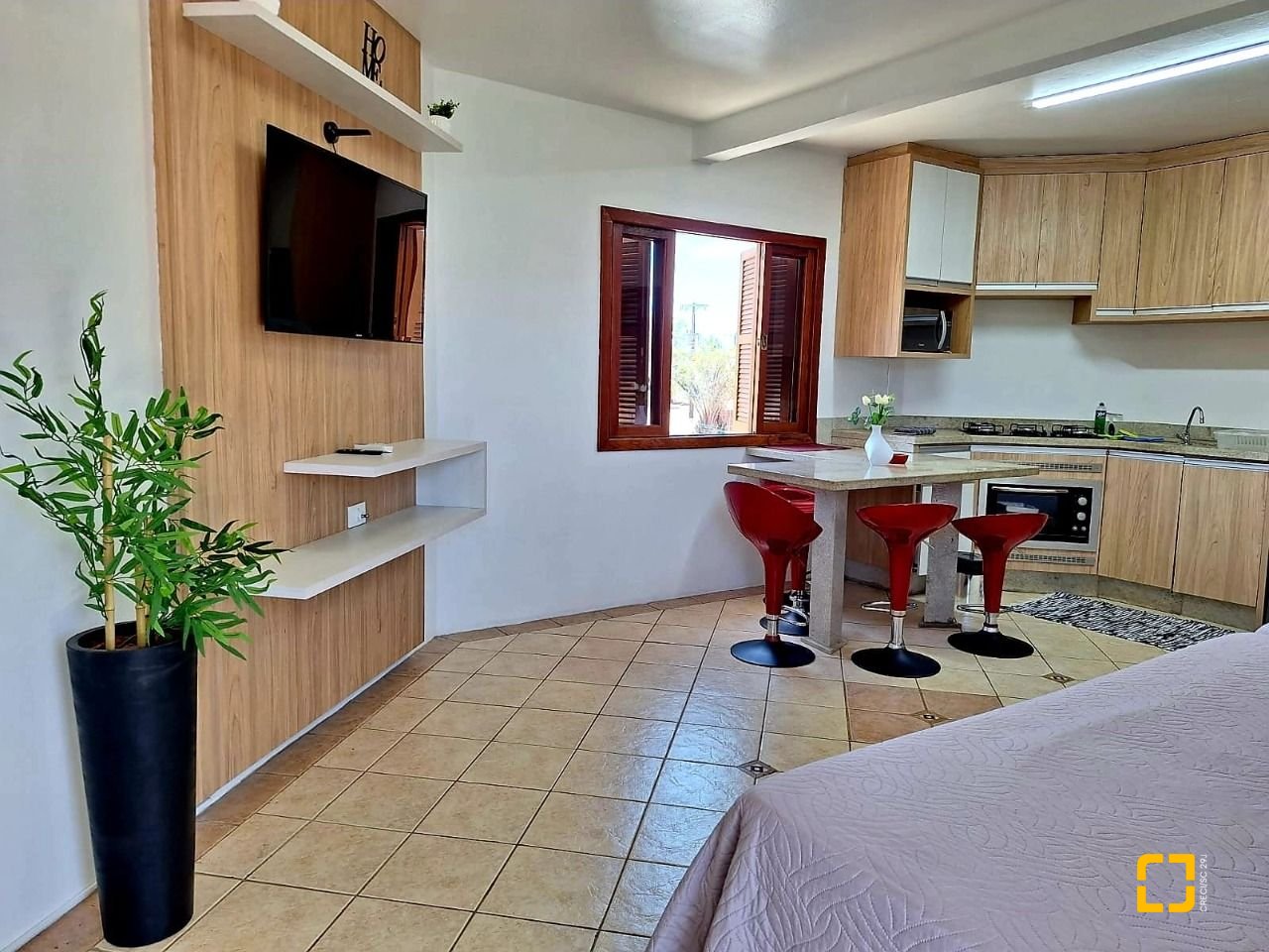 Hotel com 560m², 10 quartos (sendo 2 suítes), 8 garagens, no bairro Canasvieiras em Florianópolis