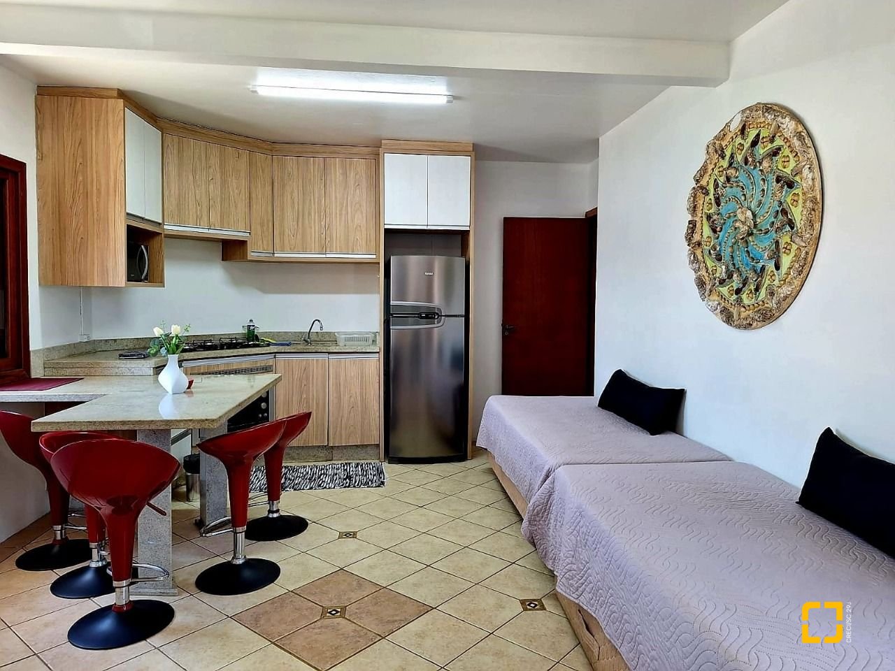 Hotel com 560m², 10 quartos (sendo 2 suítes), 8 garagens, no bairro Canasvieiras em Florianópolis