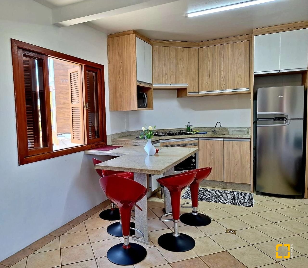 Hotel com 560m², 10 quartos (sendo 2 suítes), 8 garagens, no bairro Canasvieiras em Florianópolis