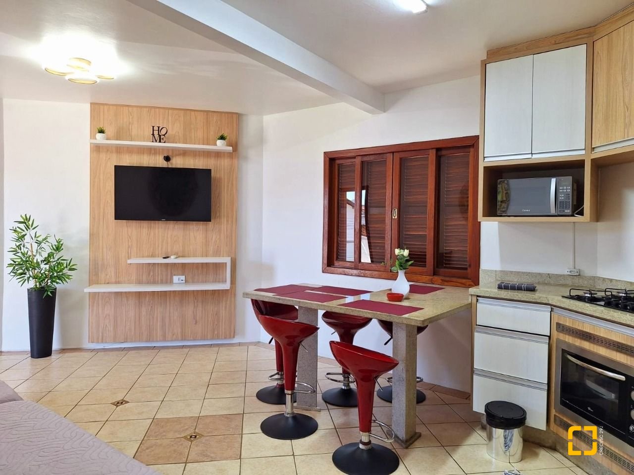 Hotel com 560m², 10 quartos (sendo 2 suítes), 8 garagens, no bairro Canasvieiras em Florianópolis