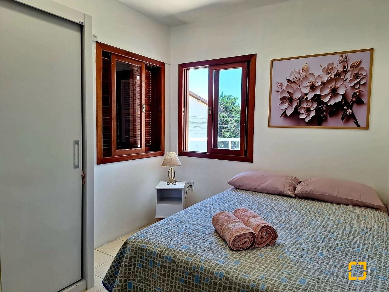 Hotel com 560m², 10 quartos (sendo 2 suítes), 8 garagens, no bairro Canasvieiras em Florianópolis