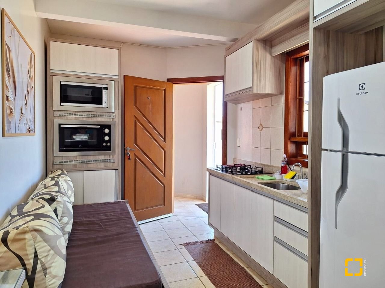Hotel com 560m², 10 quartos (sendo 2 suítes), 8 garagens, no bairro Canasvieiras em Florianópolis
