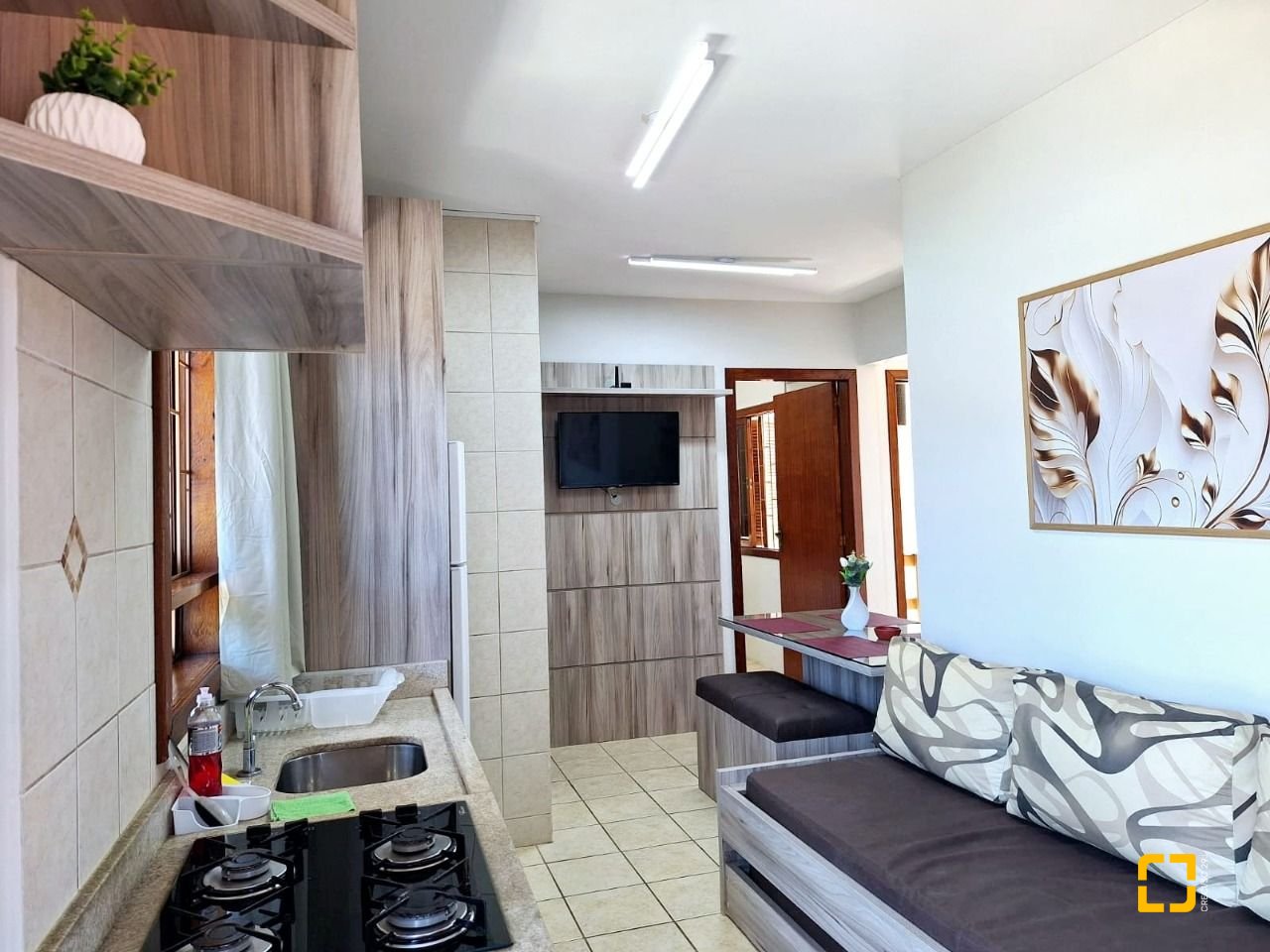 Hotel com 560m², 10 quartos (sendo 2 suítes), 8 garagens, no bairro Canasvieiras em Florianópolis