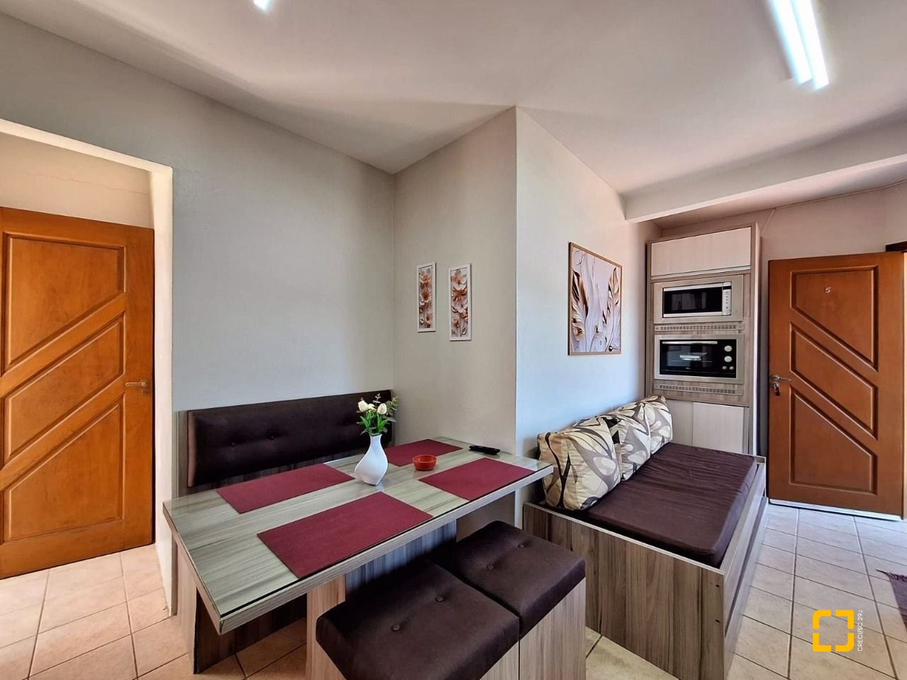 Hotel com 560m², 10 quartos (sendo 2 suítes), 8 garagens, no bairro Canasvieiras em Florianópolis