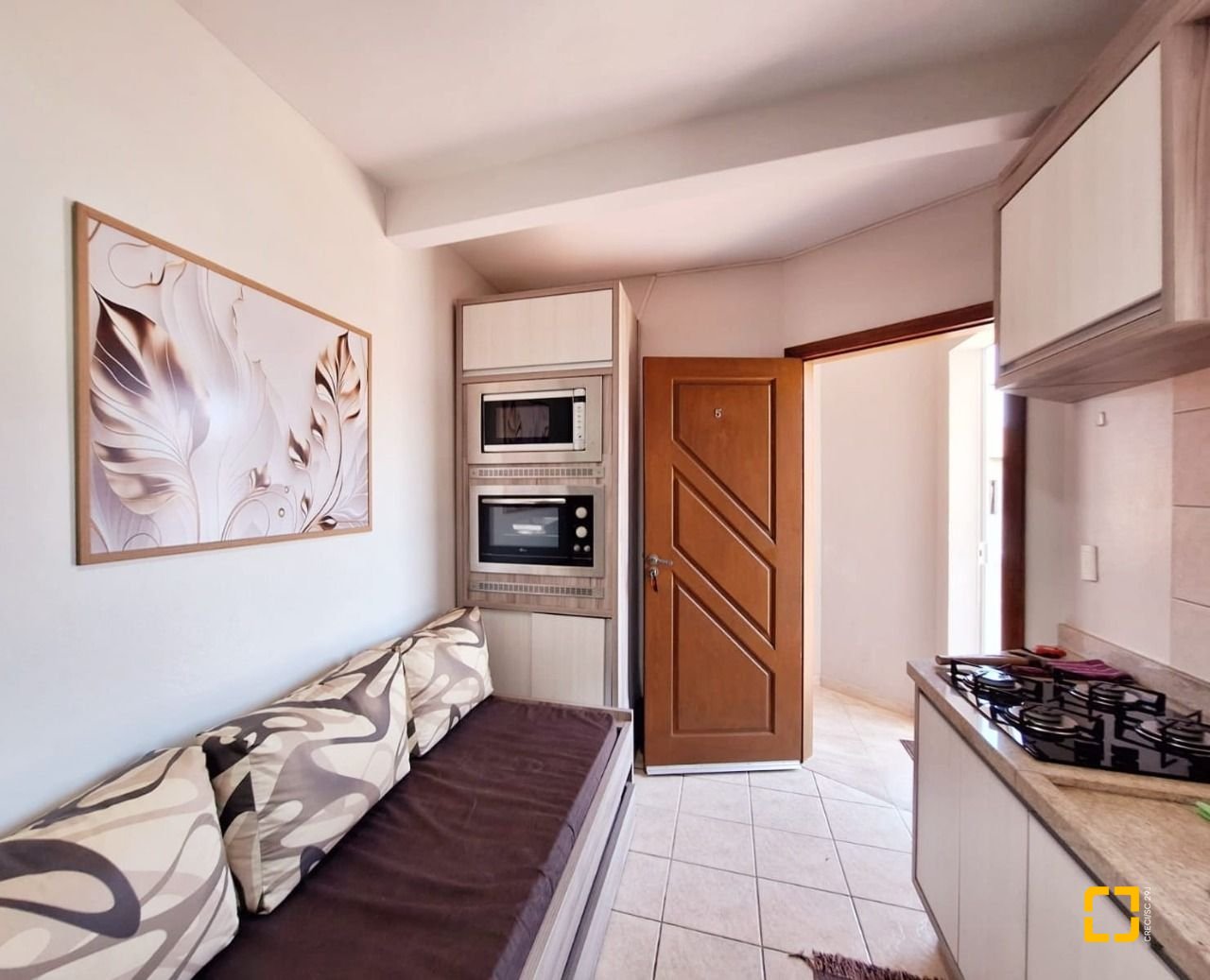 Hotel com 560m², 10 quartos (sendo 2 suítes), 8 garagens, no bairro Canasvieiras em Florianópolis
