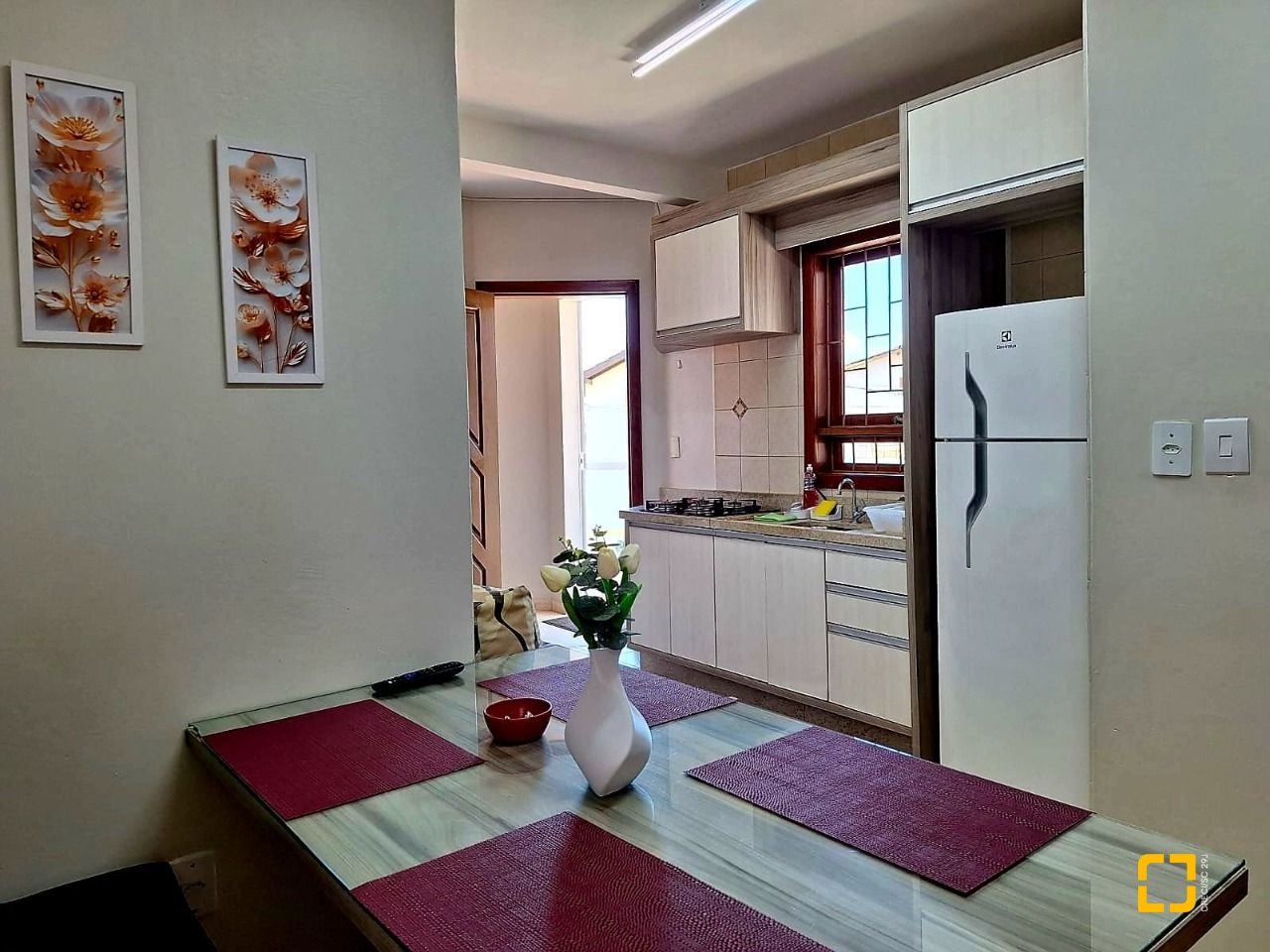 Hotel com 560m², 10 quartos (sendo 2 suítes), 8 garagens, no bairro Canasvieiras em Florianópolis