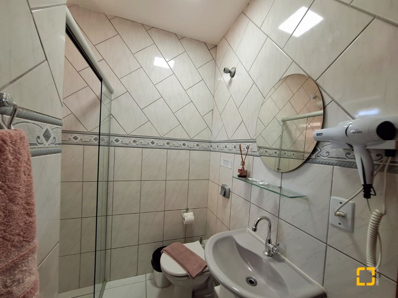 Hotel com 560m², 10 quartos (sendo 2 suítes), 8 garagens, no bairro Canasvieiras em Florianópolis