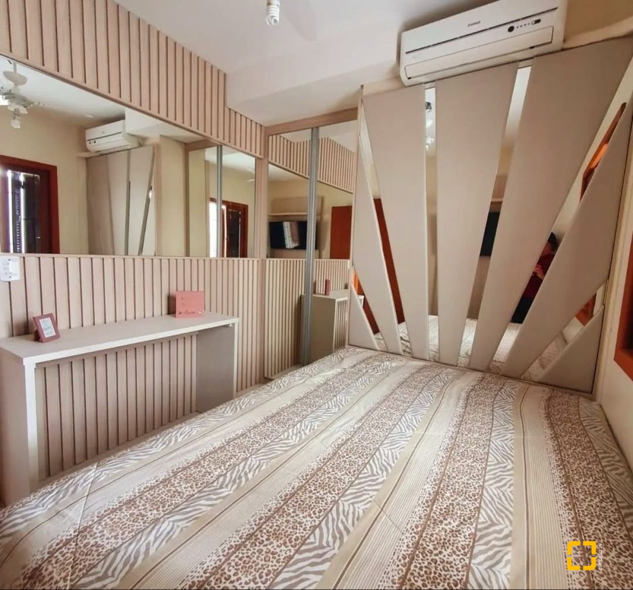 Hotel com 560m², 10 quartos (sendo 2 suítes), 8 garagens, no bairro Canasvieiras em Florianópolis