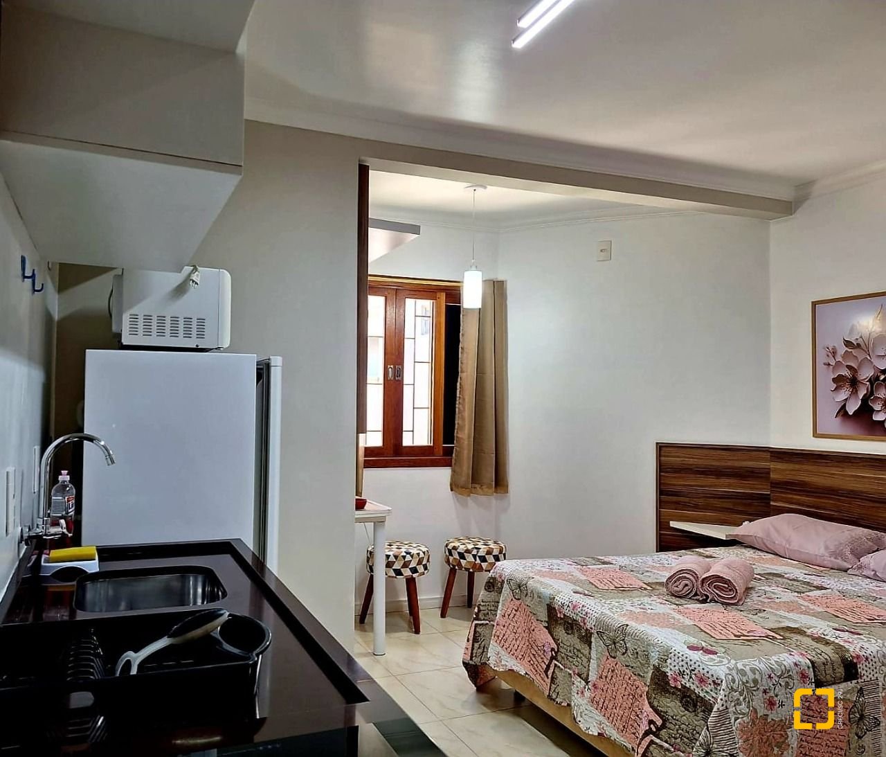 Hotel com 560m², 10 quartos (sendo 2 suítes), 8 garagens, no bairro Canasvieiras em Florianópolis